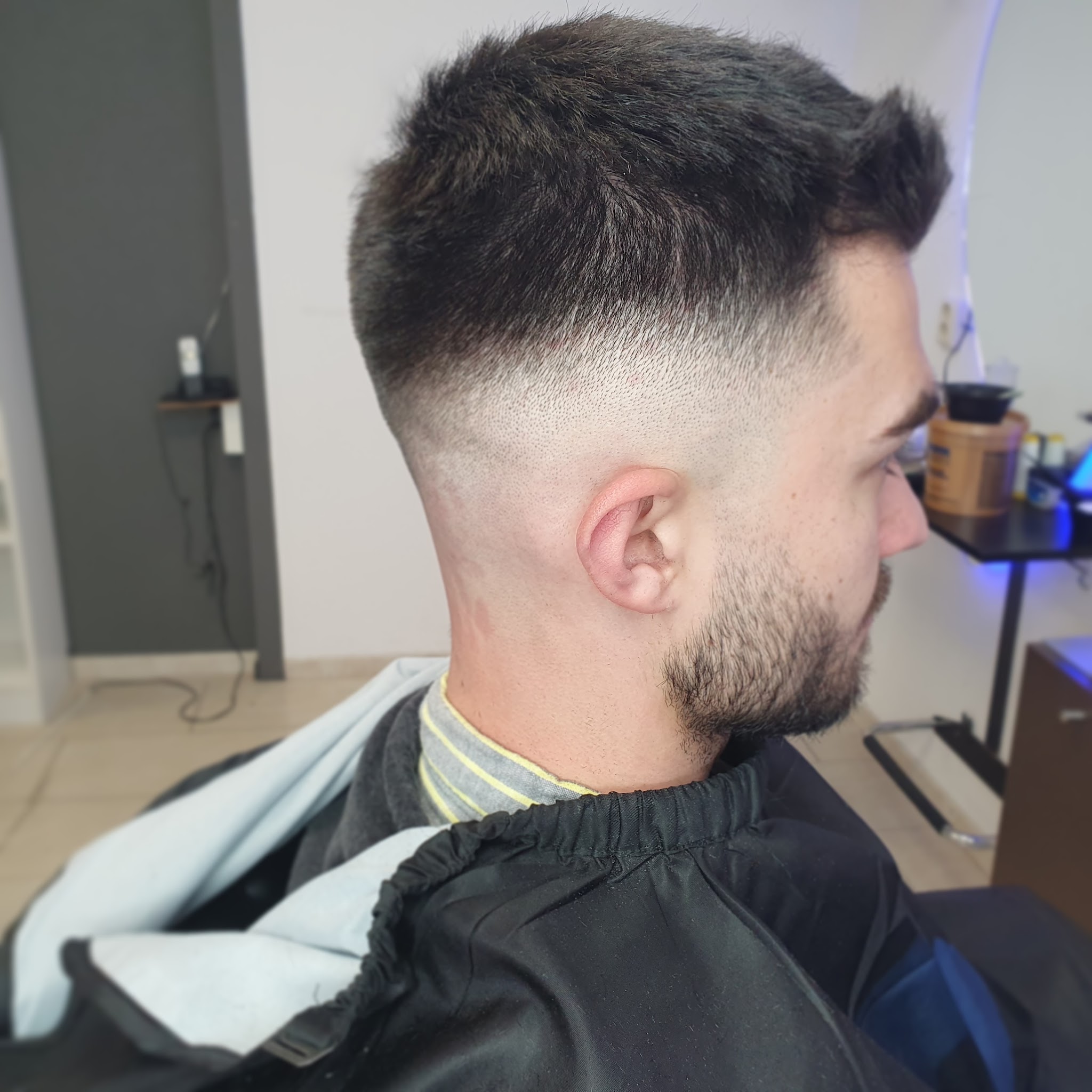 Net geknipt: opzij heel kort, bovenop kort met textuur, van dichtbij bij Barbershop Monster